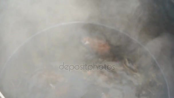 Faire bouillir de l'eau en pot au-dessus du feu. Gros plan 