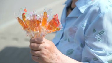 Yaşlı kadın ev yapımı lolipop satış