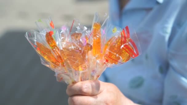 Senior adult woman selling homemade lollipops — Stock Video
