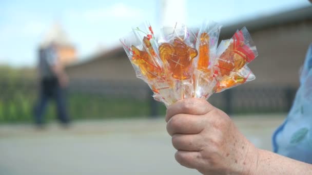 Senior adult woman selling homemade lollipops — Stock Video