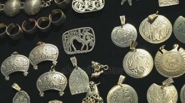 Antik gümüş kolye savaşçılar üzerinden darp