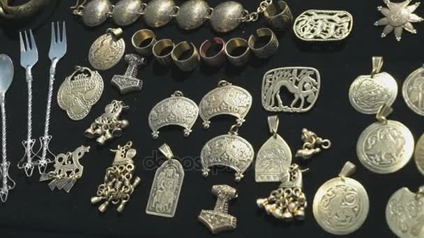 古代の銀の鋳造の戦士からペンダント — ストック動画