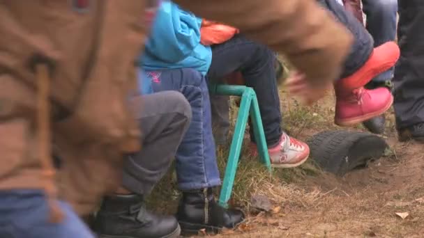Маленькие дети катаются на качелях вместе — стоковое видео