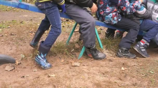 Anak-anak kecil naik di ayunan bersama-sama — Stok Video