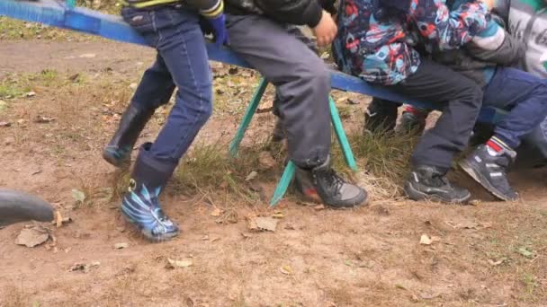 Kleine Kinder reiten gemeinsam auf Schaukel — Stockvideo