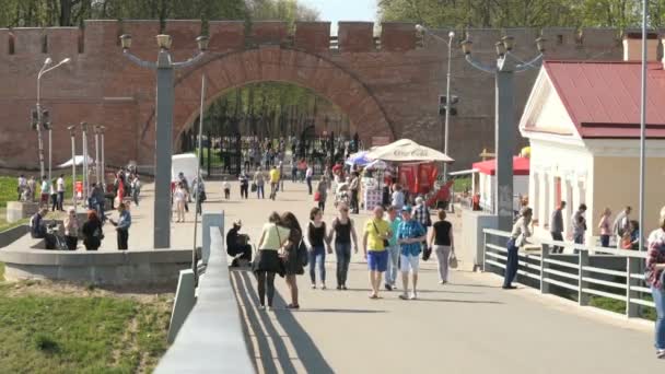 Muchas personas caminando sobre un puente peatonal — Vídeo de stock