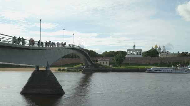 L'affollato ponte pedonale sul fiume — Video Stock