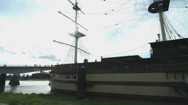 Grote houten fregat aan de oevers van de rivier de Volchov — Stockvideo