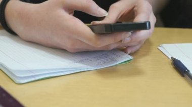 Belgili tanımlık smartphone kullanarak fotoğraf öğrenci kez