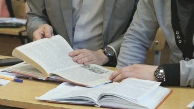 İki öğrenenler ders ders kitabı sayfa fiske vurmak