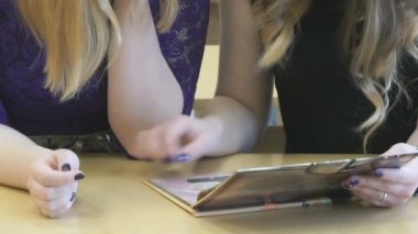 İki öğrenci resimleri ile fotoğraf albümünü görüntüleme