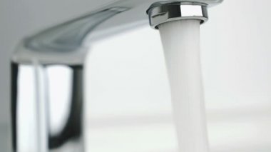 Krom musluk dökülen su güçlü akışı