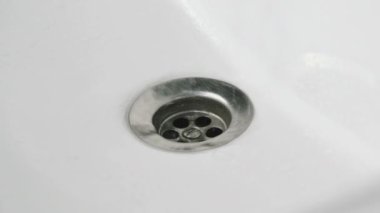 Beyaz lavabonun içine su boşaltma