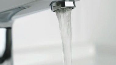Krom kaplama musluk dökülen su akışı