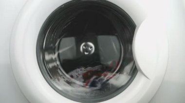 Bir çamaşır makinesi davul iç görünüm. Yakın çekim