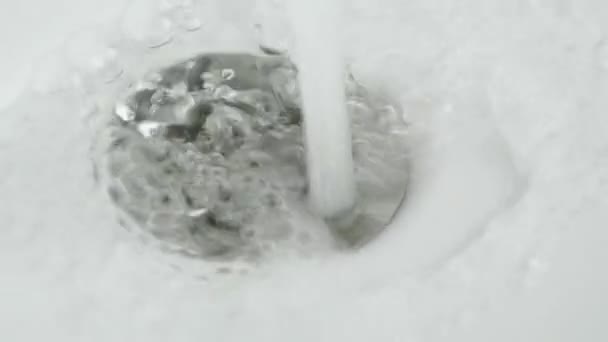 在强大的压力下浴缸排水进水 — 图库视频影像