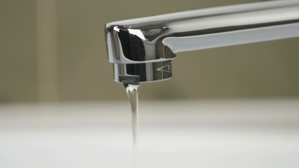 Faible débit d'eau coulant du robinet chromé — Video