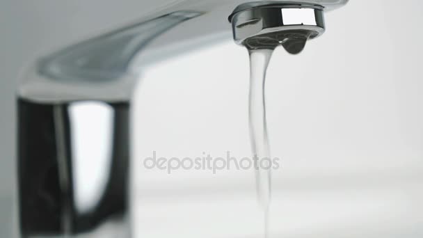 Fluxo fraco de água que sai da torneira cromada — Vídeo de Stock