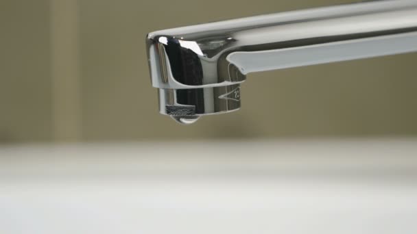 Acqua gocciolante dal rubinetto cromato — Video Stock