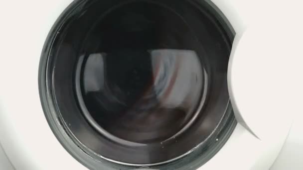 Çamaşır makinesi. Çalışma süreci. Yakın çekim — Stok video