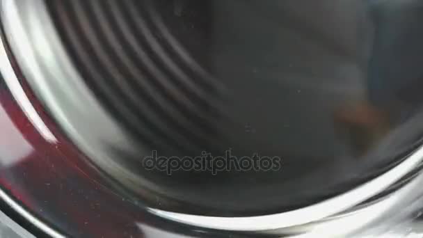 Machine à laver. Processus de travail. Gros plan 