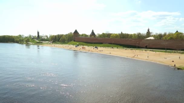 Barco blanco con turistas flotando en el río Volkhov — Vídeos de Stock