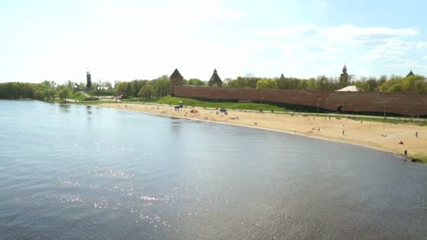 Fehér hajó Volkhov folyón úszó turistákkal — Stock videók