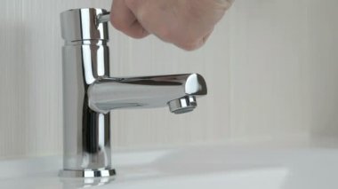 Otel banyo lavaboda el yıkama kişi