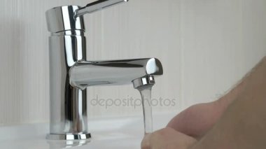 Otel banyo lavaboda el yıkama kişi