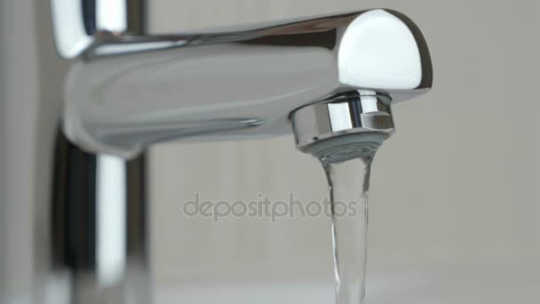 Debole flusso di acqua che sgorga dal rubinetto cromato — Video Stock
