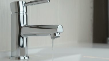 Krom kaplama musluk damlayan su