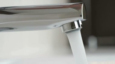 Krom kaplama musluk dökülen su akışını