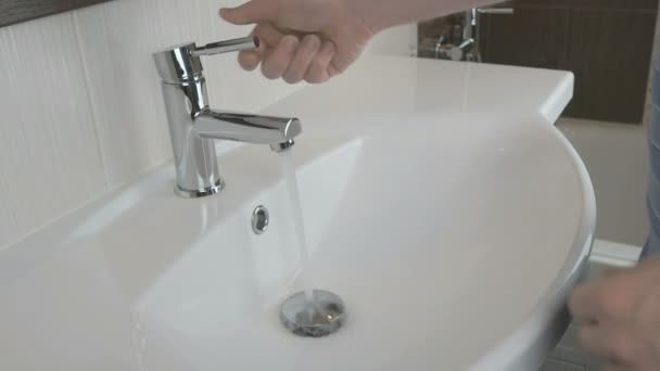 Человек, мывший руки в ванной комнате — стоковое видео