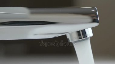 Güçlü su akışı krom musluk akar