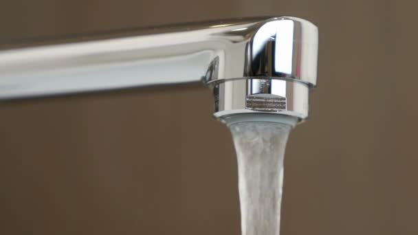 Flow of water pouring from chrome-plated faucet — Stock Video