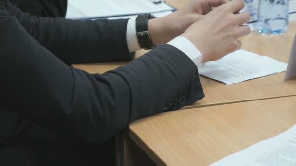 Empresário segurando caneta bola em suas mãos — Vídeo de Stock