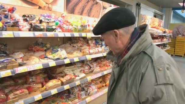 Dorosły człowiek wybiera bochenek Lenta supermarket — Wideo stockowe