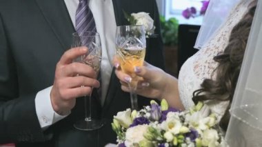 Gelin ve damat şampanya kadehleriyle