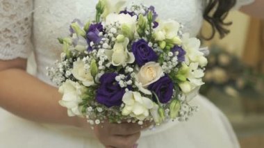 Beyaz elbise tutan bir gelin buketi gelin Tunceli