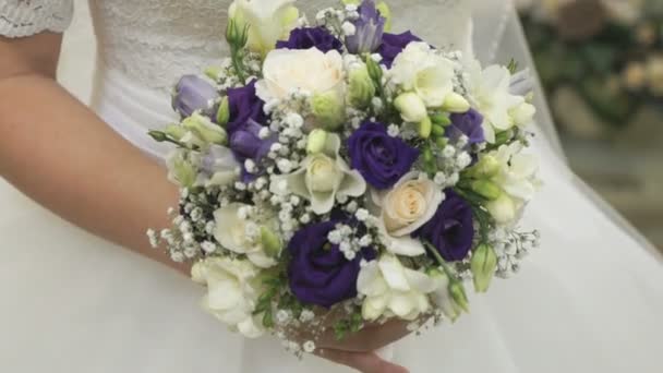 Nevěsta na sobě bílé šaty drží svatební kytice — Stock video