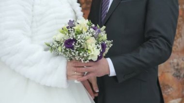 Gelin ve damat açık havada eller