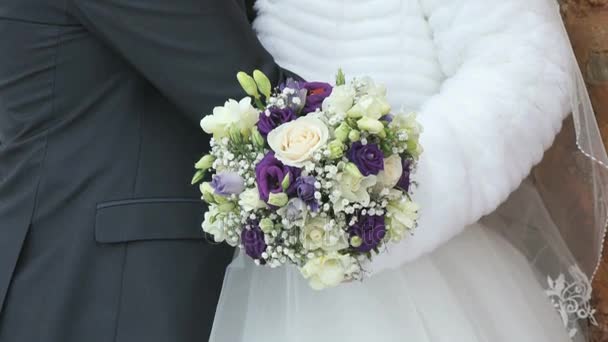 Braut und Bräutigam halten Händchen im Freien — Stockvideo