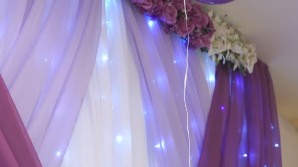 Mesa de boda decorativa en color púrpura — Vídeos de Stock