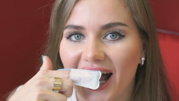 使用尼龙织物的年轻女人刷牙齿 — 图库视频影像