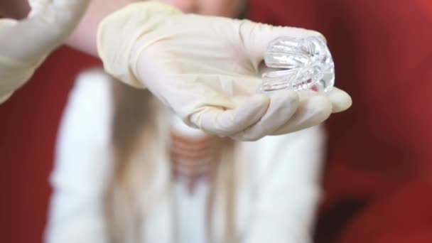 牙医持有与凝胶来清洁牙齿的注射器 — 图库视频影像