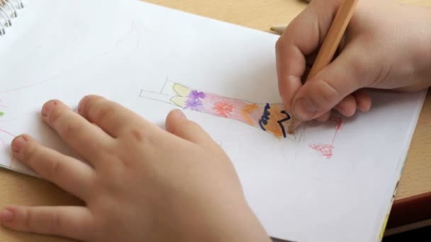 Bambina disegna un disegno nel copybook — Video Stock