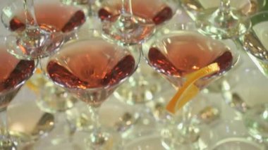 Kırmızı Martini ile gözlük güzel kitaplık