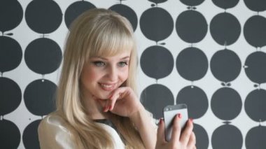 Çekici model kız selfies kafede yapma