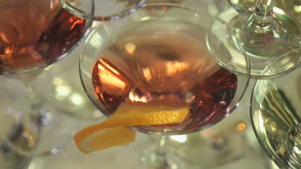 Красивые полки бокалов для вина — стоковое видео