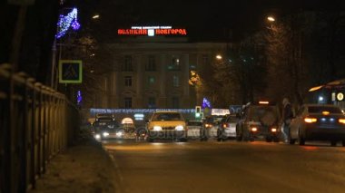 Şehir sokak tam araba gece, Rusya Federasyonu